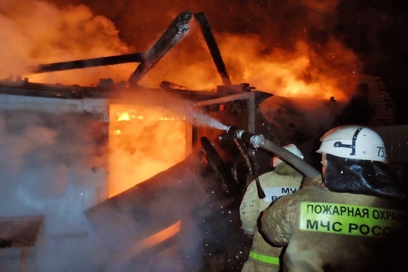 Пожар в городе Петровск-Забайкальский уничтожил дачный домик, гараж и баню