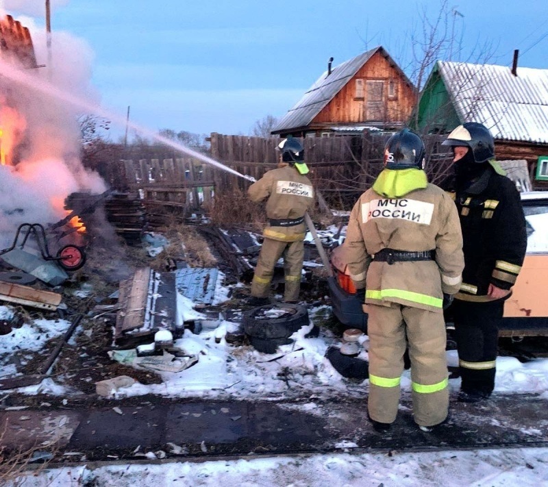 Пожарные за сутки дважды выезжали на тушение надворных построек