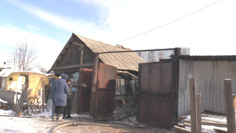 Пожарным удалось предотвратить переход огня на жилой дом в Чите