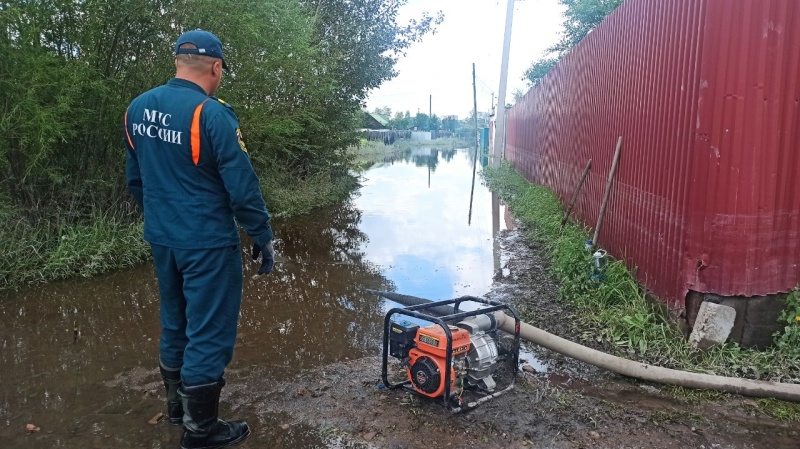 Силы РСЧС проводят откачку воды в освобожденных от паводка придомовых территорий в Чите