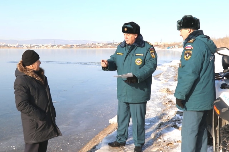 Инспекторы ГИМС предупреждают забайкальцев об опасности тонкого льда