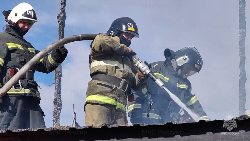 Огнеборцы ликвидируют пожар жилого дома в Угдане