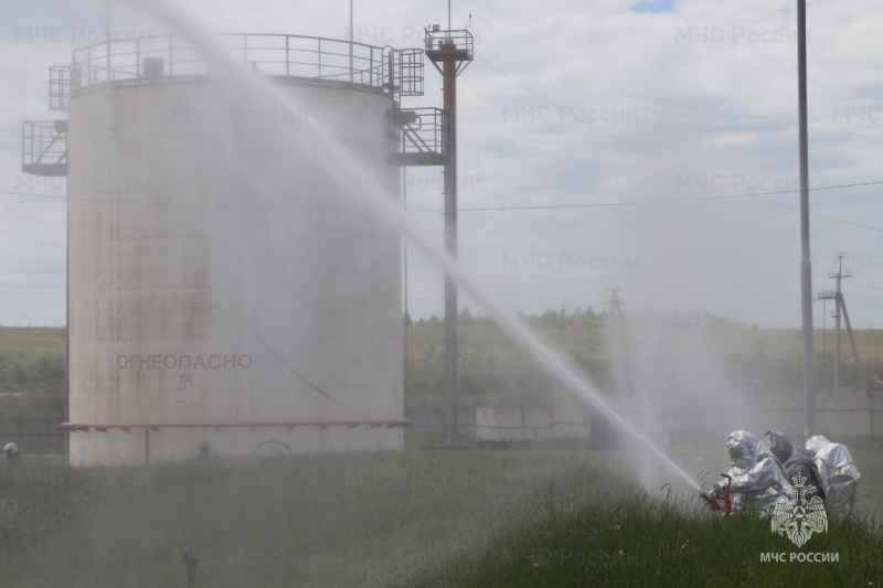 Читинские огнеборцы ликвидировали условный пожар топлива на нефтебазе